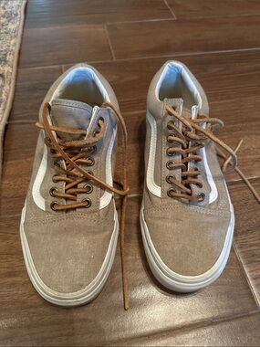 Vans Low-Top Sneakers in Light Brown with White Stripe